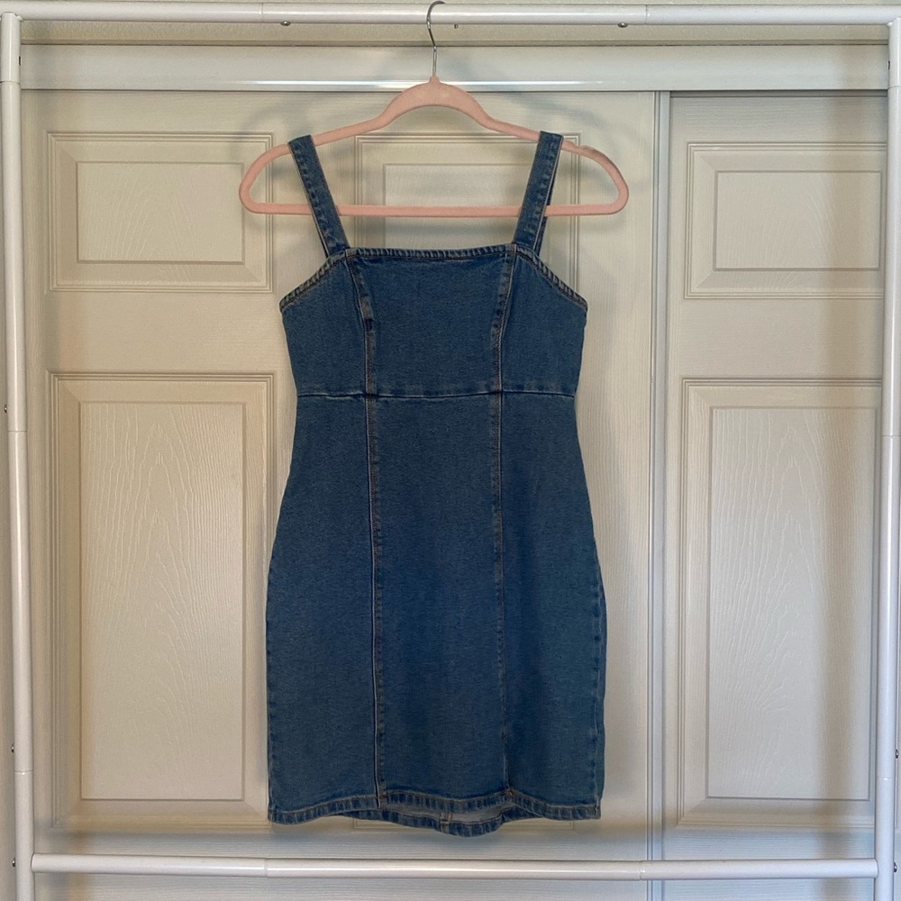 Hollister Demim Mini Dress 
Size: XS (2-4)
